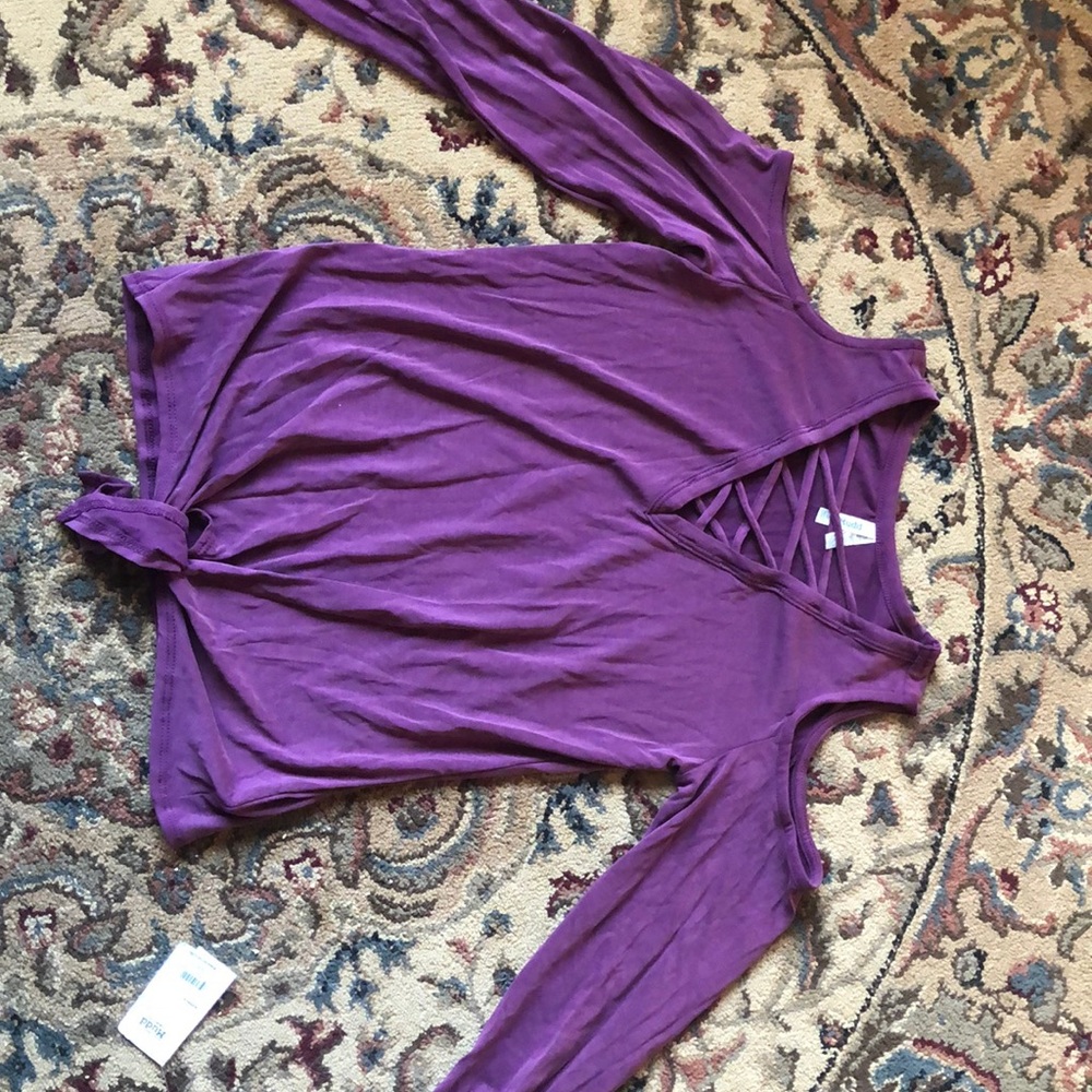 Small shoulder cut out long sleeve t-shirt